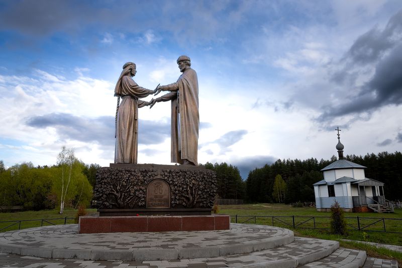 Памятник Петру и Февронии