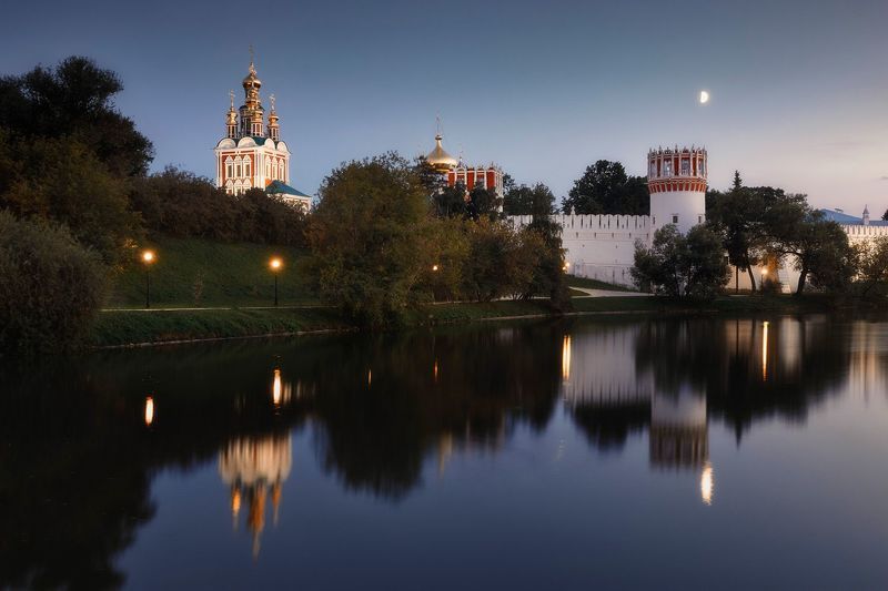 монастырь, вечер, луна Вид на Новодевичий монастырьphoto preview