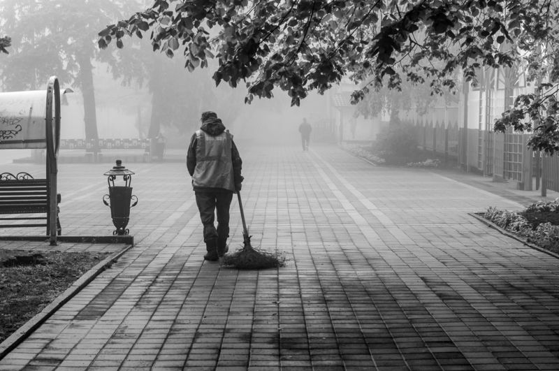 туман, город, улица, стрит,ч/б, черно-белое Уборка утромphoto preview