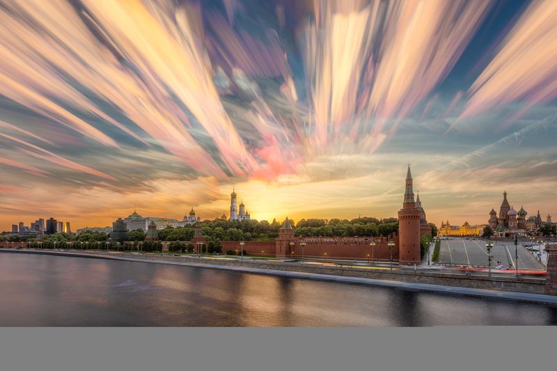 закат Облачные рисунки над Красной площадьюphoto preview