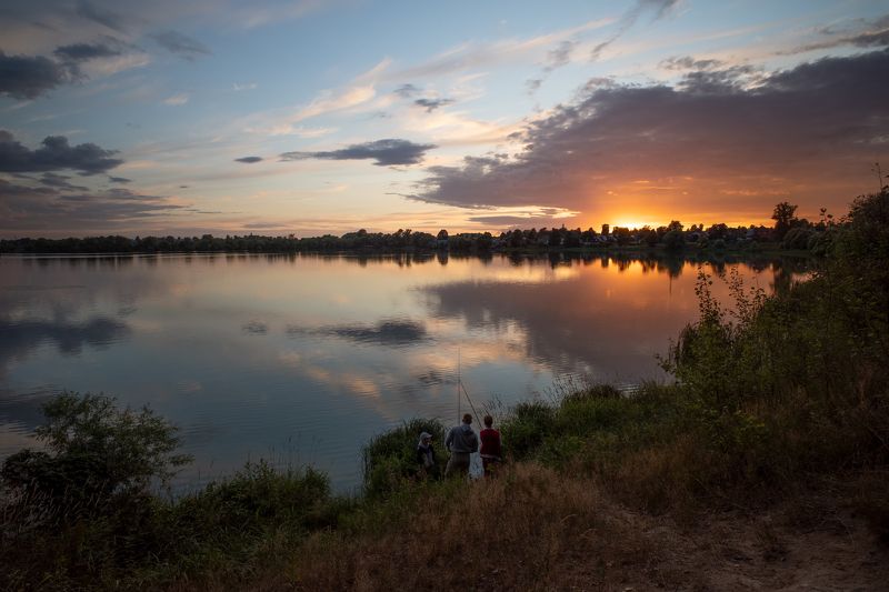 вечер,закат,озеро,небо,облака,солнце,свет,отражение,рыбаки на закатеphoto preview