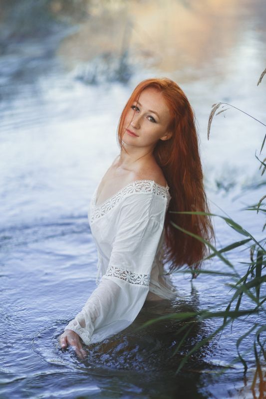 портрет, жанр, лицо, женщина, цвет, длинные волосы, рыжая, туманное утро, река Купание на рассветеphoto preview