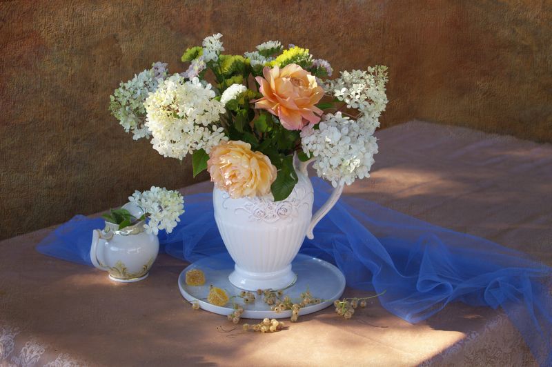 чайная роза, гортензия, кувшин С чайными розамиphoto preview