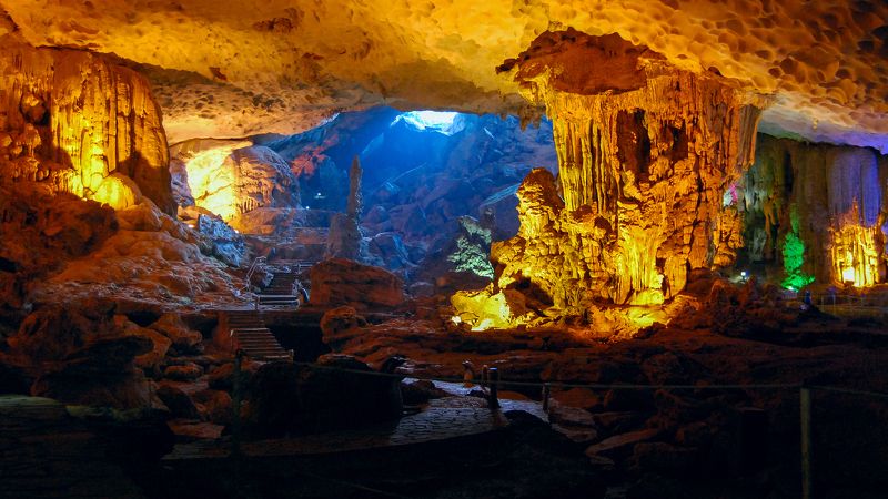 Пещера Hang Sung Sot. Залив Халонг. Вьетнам