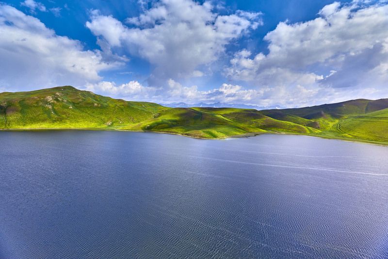 Высокогорное безымянное озеро….  Высота около 3-3500 метров над уровнем моря… Джиргаталь . Памир.Таджикистан