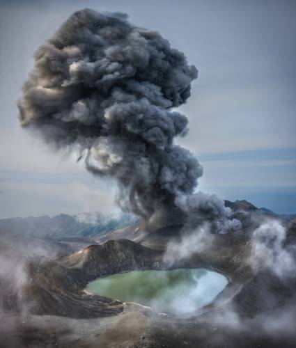 Извержение вулкана Эбеко.