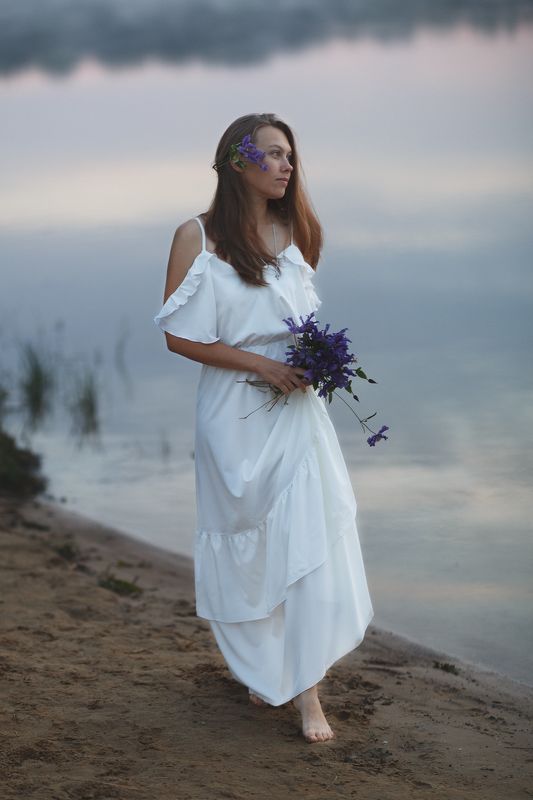 Рассвет, река, женщина, портрет, цветы, белое платье, длинные волосы Любаphoto preview