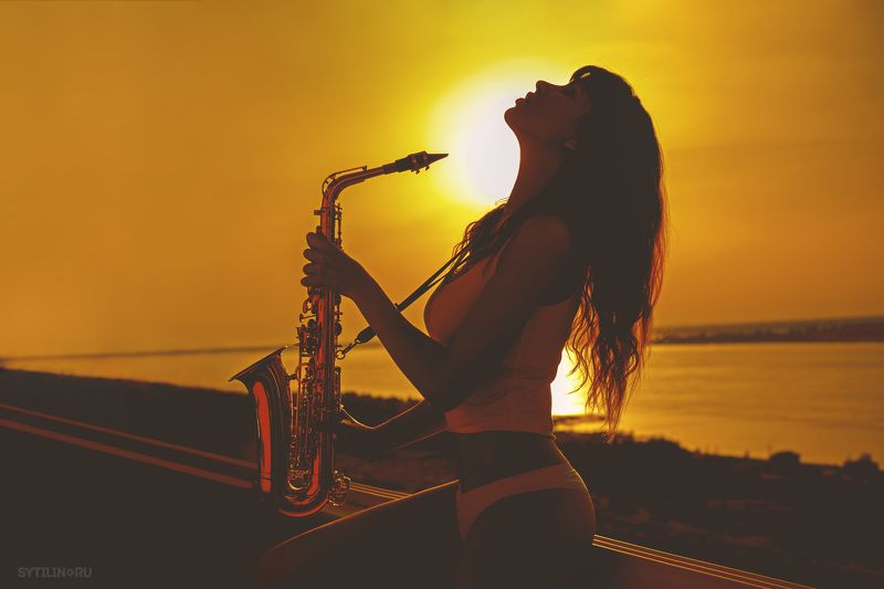 девушка, закат саксофон, река, вода, залив, море, молодой, балкон, музыка, сакс, солнце Девушка с саксофоном.photo preview