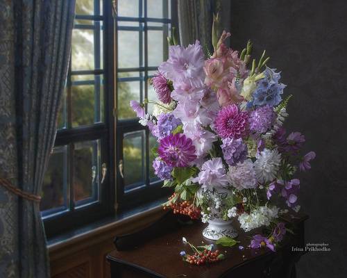 Натюрморт с букетом садовых цветов