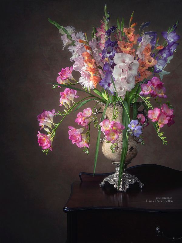 натюрморт, цветы, винтажная ваза, букет Натюрморт с букетом цветовphoto preview