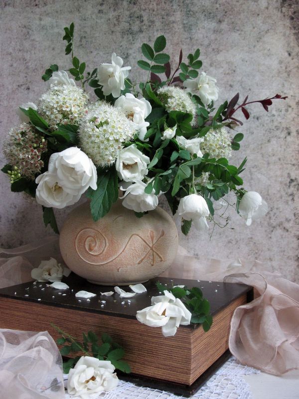 цветы, букет, розы, белый цвет, ваза, керамика, книга, шарф В светлых тонахphoto preview