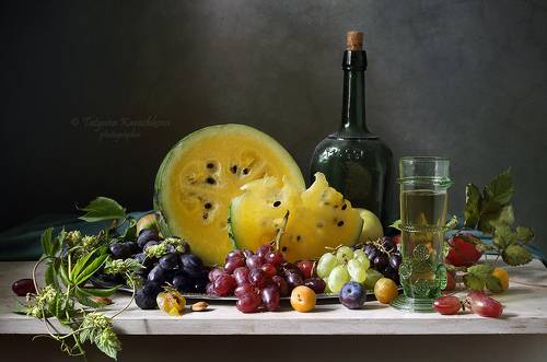Желтый арбуз и виноград