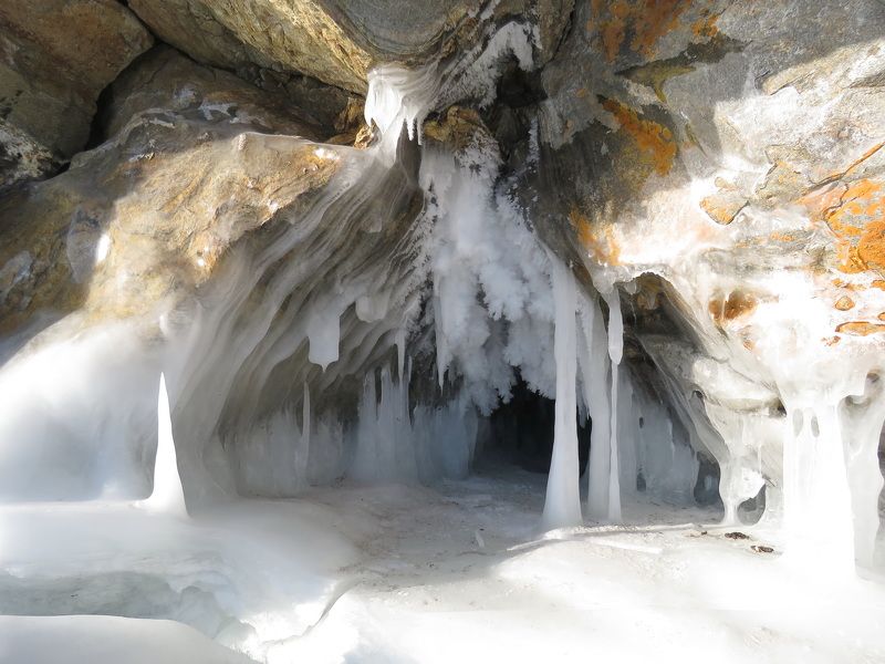 Байкал.Ледяные образования на скалах