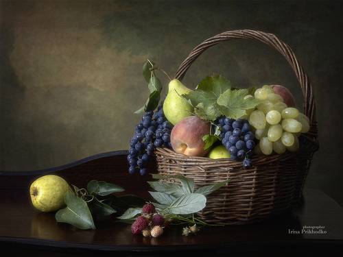 Натюрморт с веткой малины и фруктами