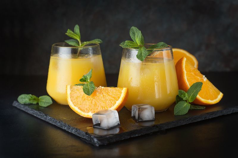 Освежающий бодрящий напиток из апельсинового сока и листками мяты.