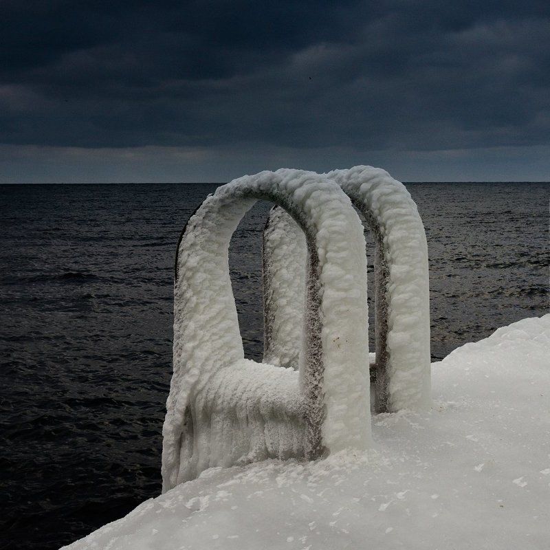 Черное море и белый ледphoto preview