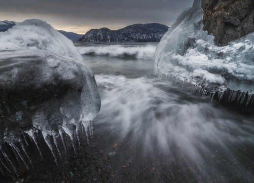Льды и волны Телецкого озера.