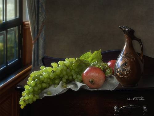 Натюрморт с гроздью винограда и гранатом