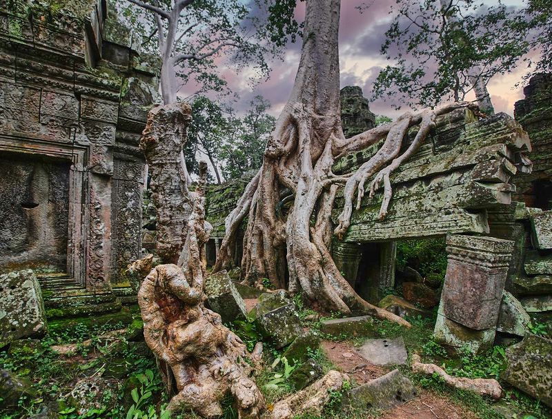 Ангкор Ват - жемчужина древней Азии,  храмовый комплекс крупнейшее из когда-либо созданных культовых сооружений и  очередная попытка людей построить Рай на Земле!   Его история которого насчитывает почти 9 столетий  расцвета и упадка  из них почти  500 ле