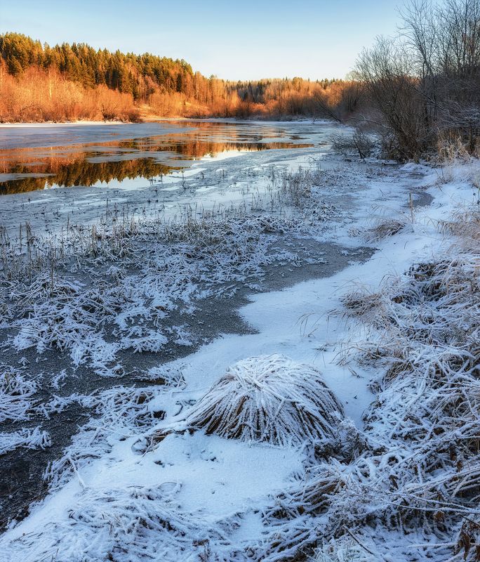Замерзает тихая река