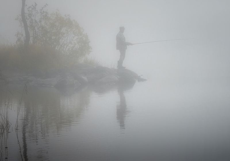 рыбак туман озеро Осенняя рыбалкаphoto preview