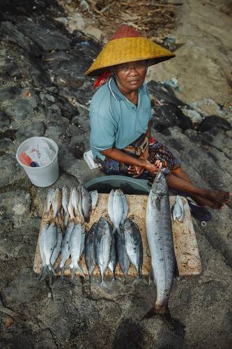 Женщина на рыбном рынке острова Бали