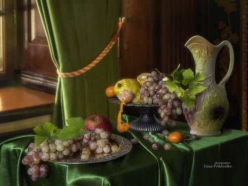 Натюрморт с фруктами и керамическим кувшином