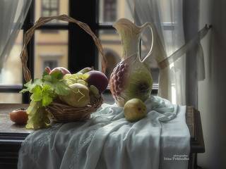 Натюрморт с фруктами на столе у окна