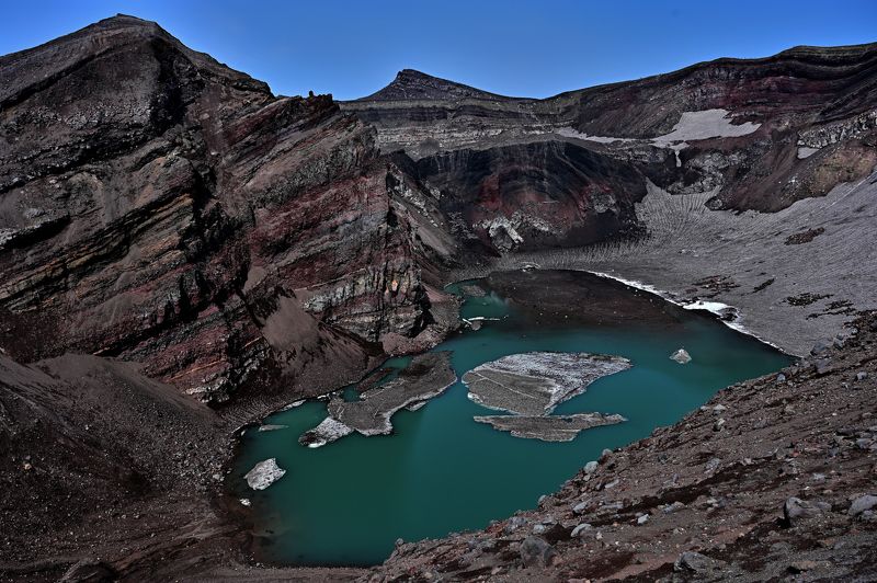 Озеро в кратере вулкана 