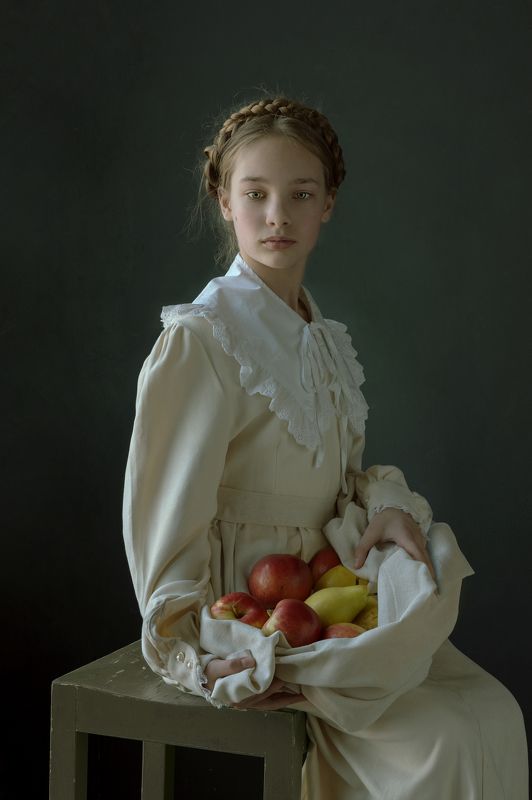 Девочка с яблокамиphoto preview