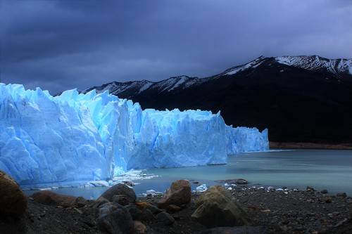 Bright blue colors of Perito Moreno, Argentina.  Яркая синева ледника Перито Морено в Аргентине.