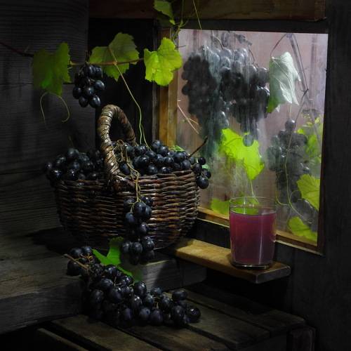 Свежий виноградный сок поздней осенью.