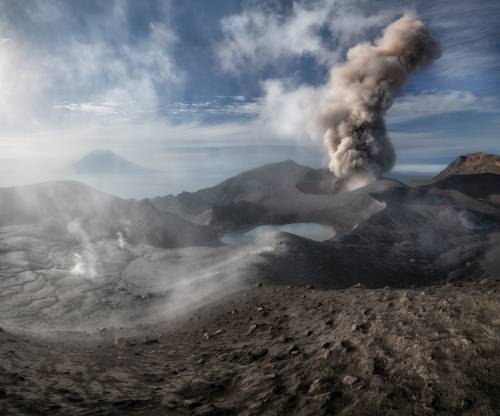 Извержение вулкана Эбеко.