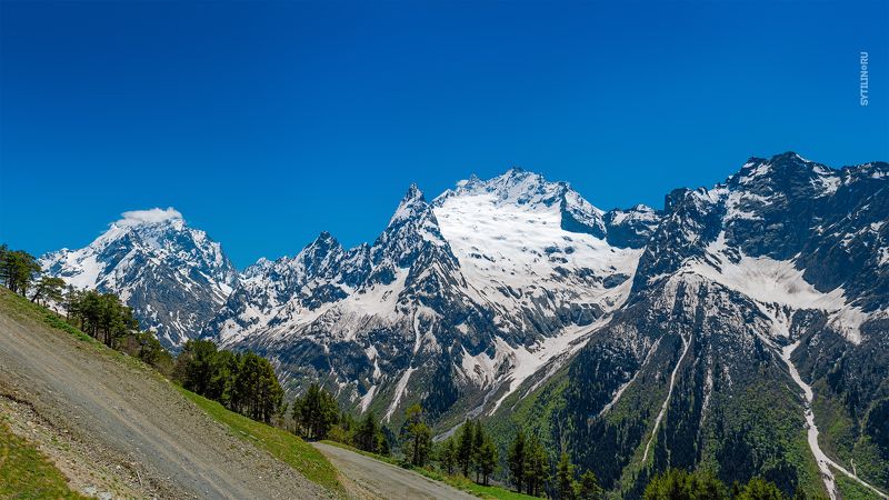 Панорама горы Джугутурлучат, ледника Северный Джугутурлучат и Пика Ине. Северный Кавказ, Домбай. Весна 2022