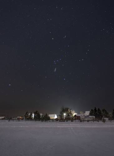 Звёздное небо над деревней зимой
