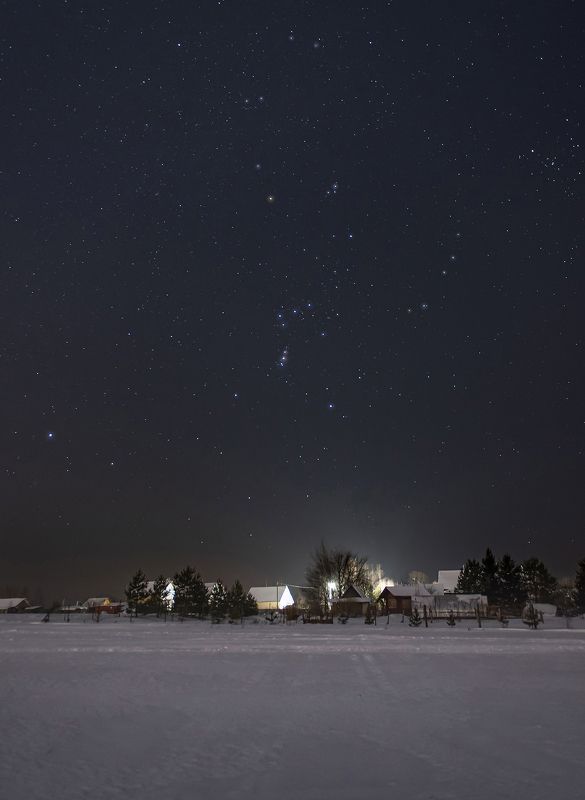 Звёздное небо над деревней зимой