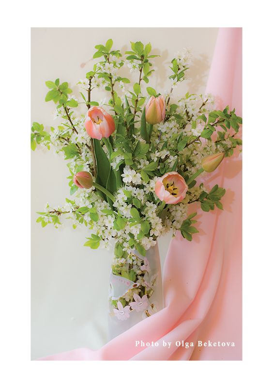 Букет из тюльпанов и цветов сливы
