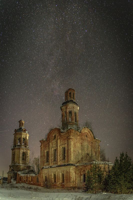 Звёздной ночью в селе Пантыл. Димитриевская церковь.