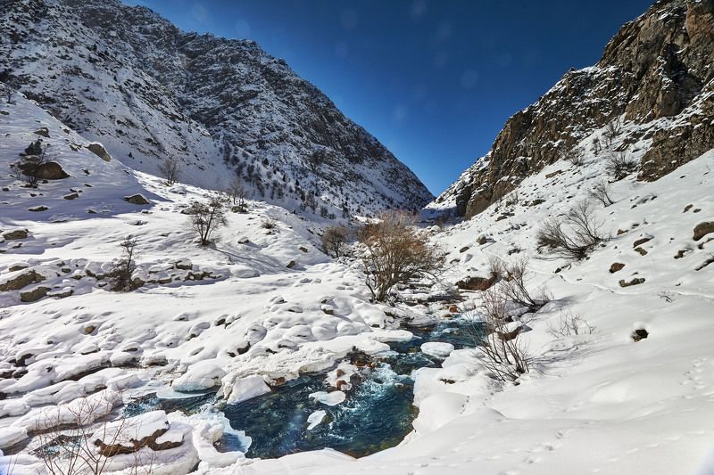 Жемчужина Варзобского ущелья, река - Сиама, под снегом! Январь. Таджикистан