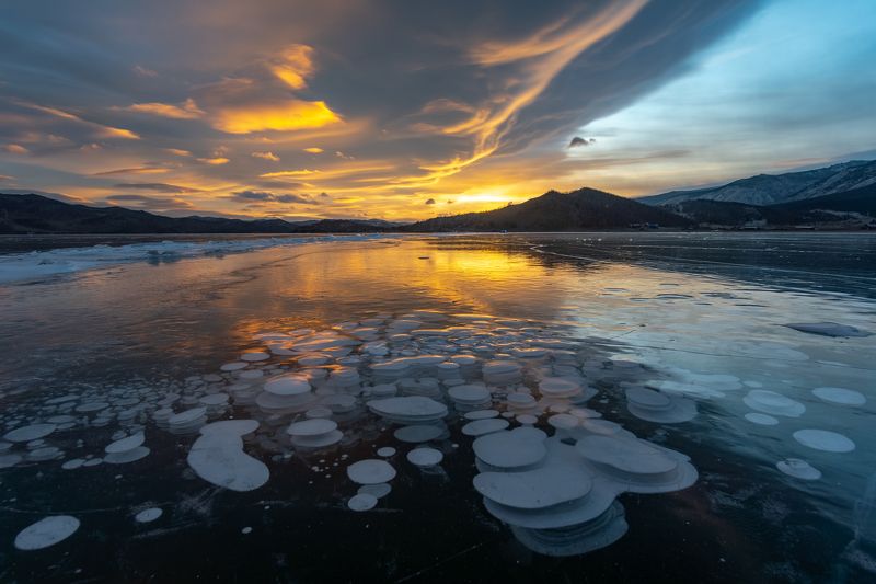 Пузырчатый закат на озере Байкал