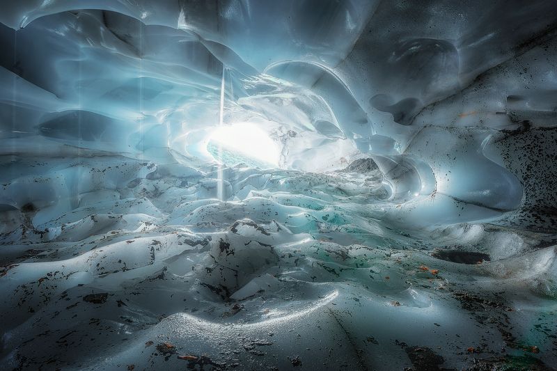 Ледяная пещера возле Мутновского вулкана