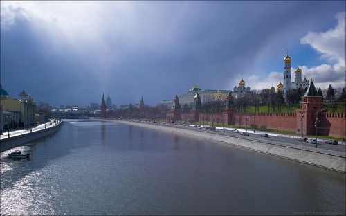 Россия. Москва. Кремль и снегопад.
