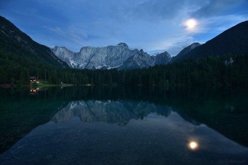Начало лунной ночи на нижнем озере Fusine