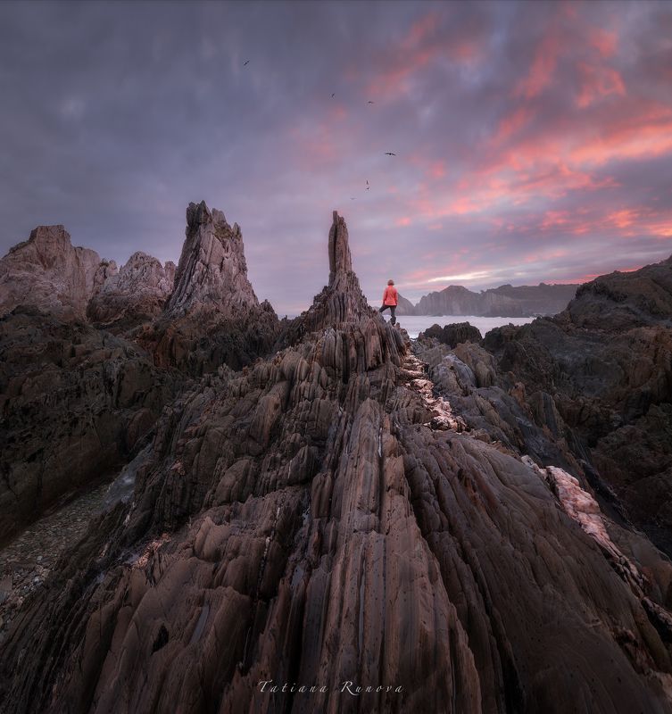 Рассвет на прибрежных скалах. Испания