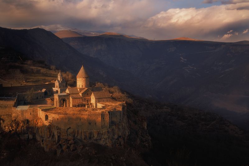 Монастырь Татев в уходящих солнечных лучах. Армения.
