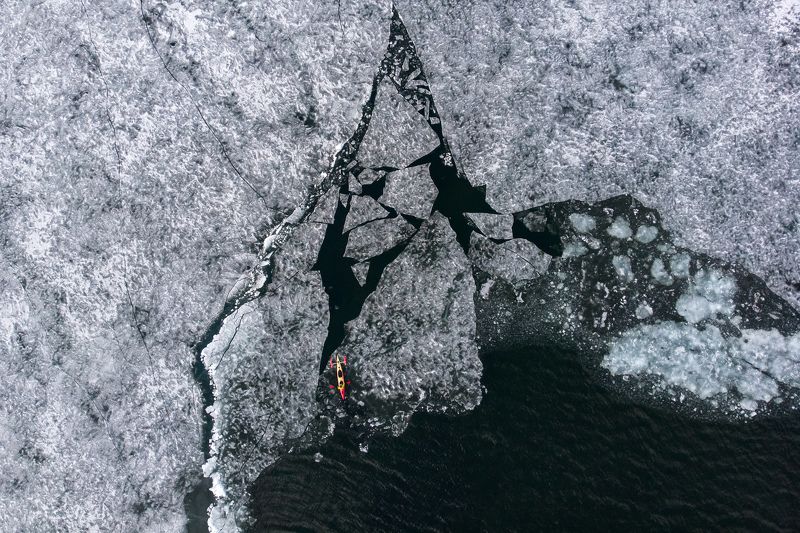 Каякинг среди талого льда на озере Байкал