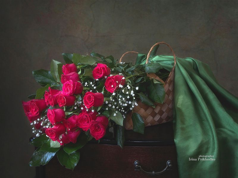 Натюрморт с корзиной красных роз