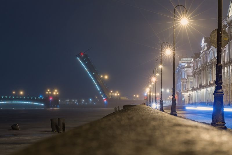 Троицкий мост в  туманной дымке марта