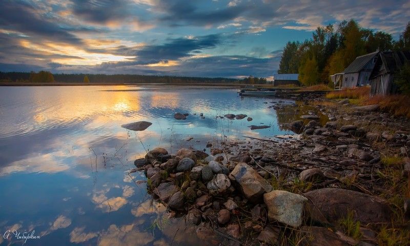 Осенний вече на берегу озера. Карелия.