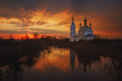 Весенний закат в Савинском. Церковь Рождества Богородицы.